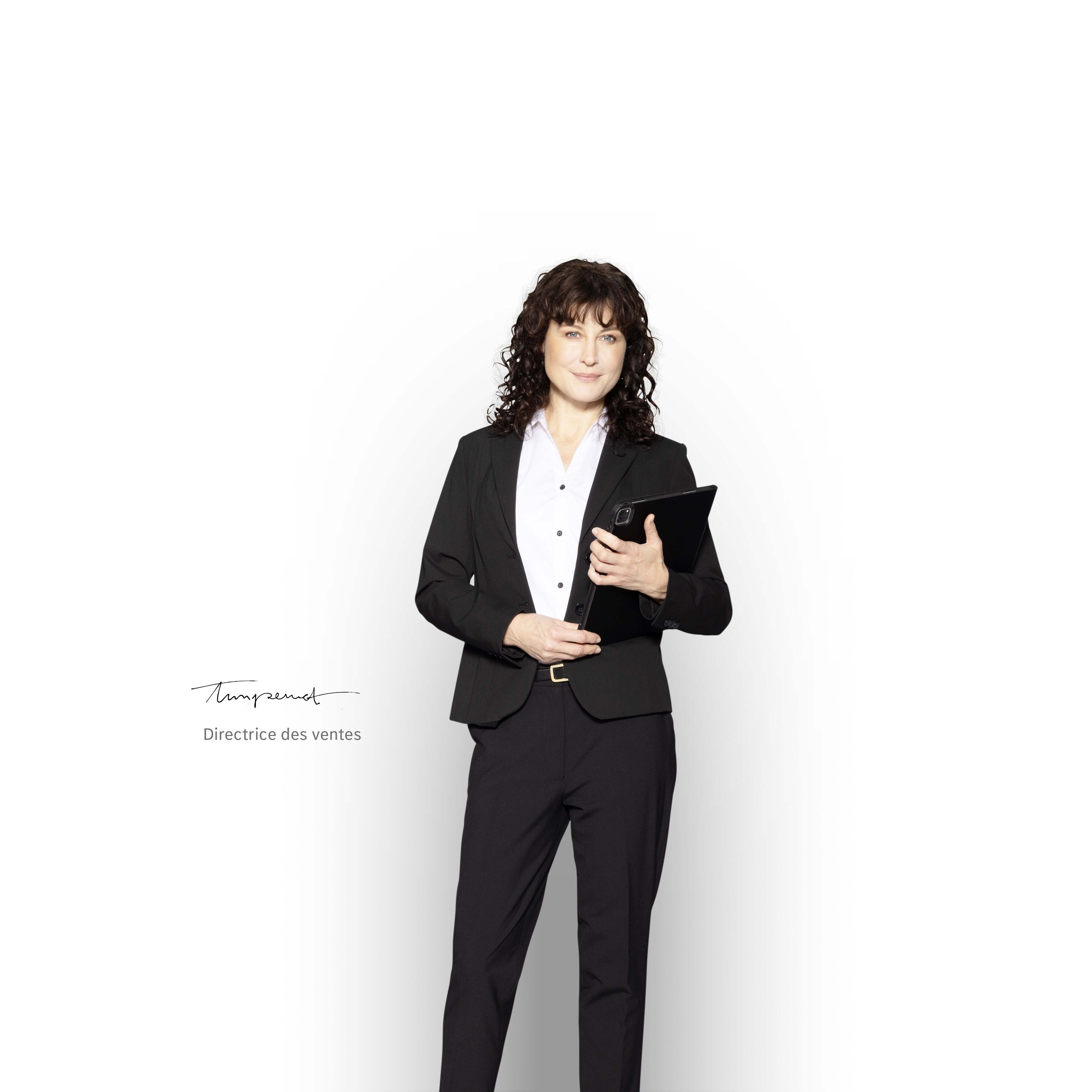 Mercedes-Benz | Maintenance des utilitaires légers Directeur des ventes Mercedes-Benz avec une tablette, prêt à informer sur les packs de services.