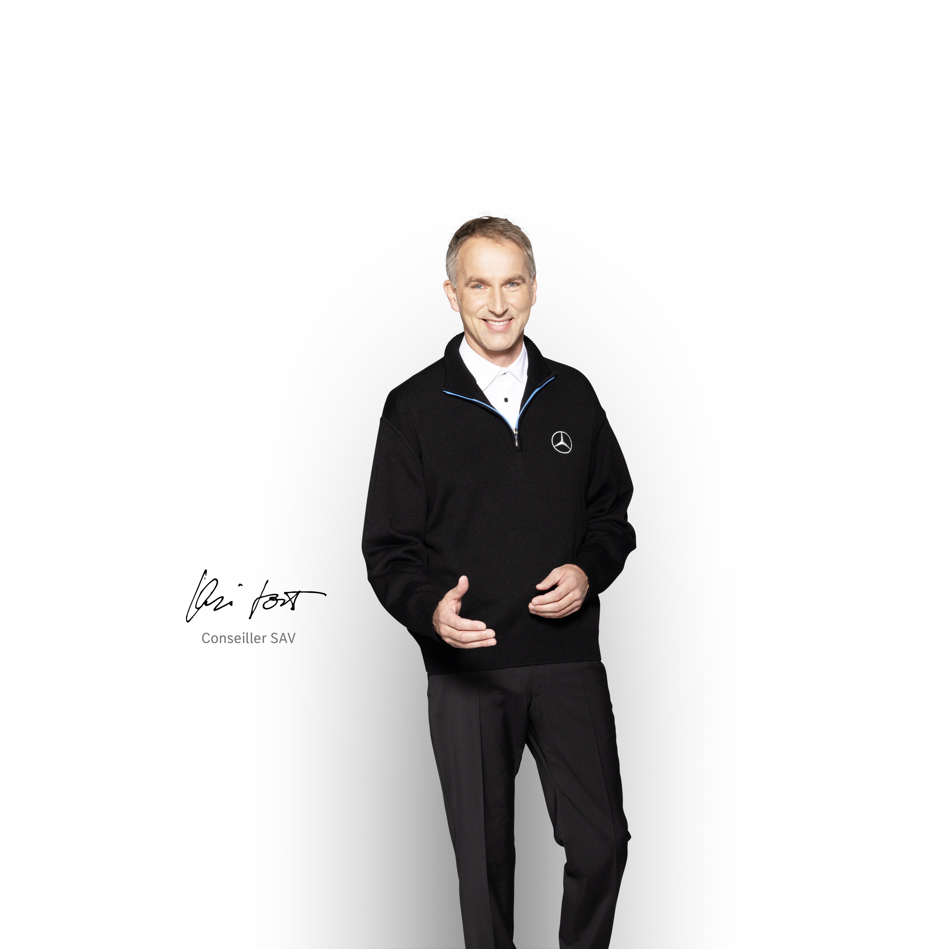 Mercedes-Benz | Confort Un conseiller de service en chemise blanche, une tablette à la main, prêt à donner des informations sur le service de mobilité.