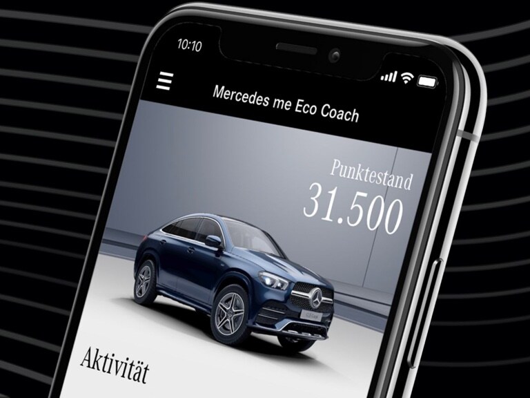 Eco Coach-app | Apps | Mercedes me Op een smartphone is de Mercedes me Eco Coach-app geopend en wordt een door een uiterst milieuvriendelijke rijstijl bereikt puntenaantal weergegeven.