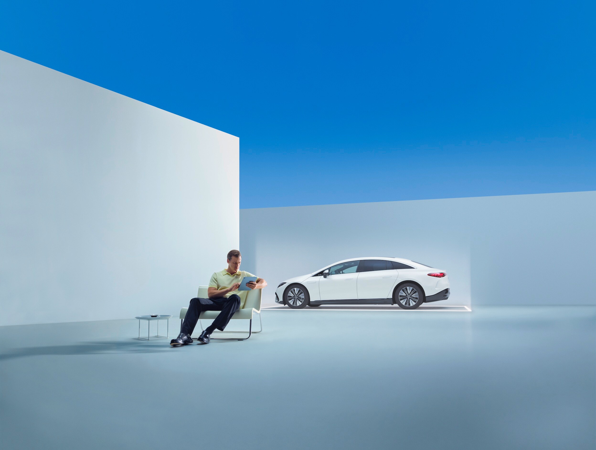 Mercedes-Benz WarrantyExtension Een man zit ontspannen vóór een Mercedes-Benz.