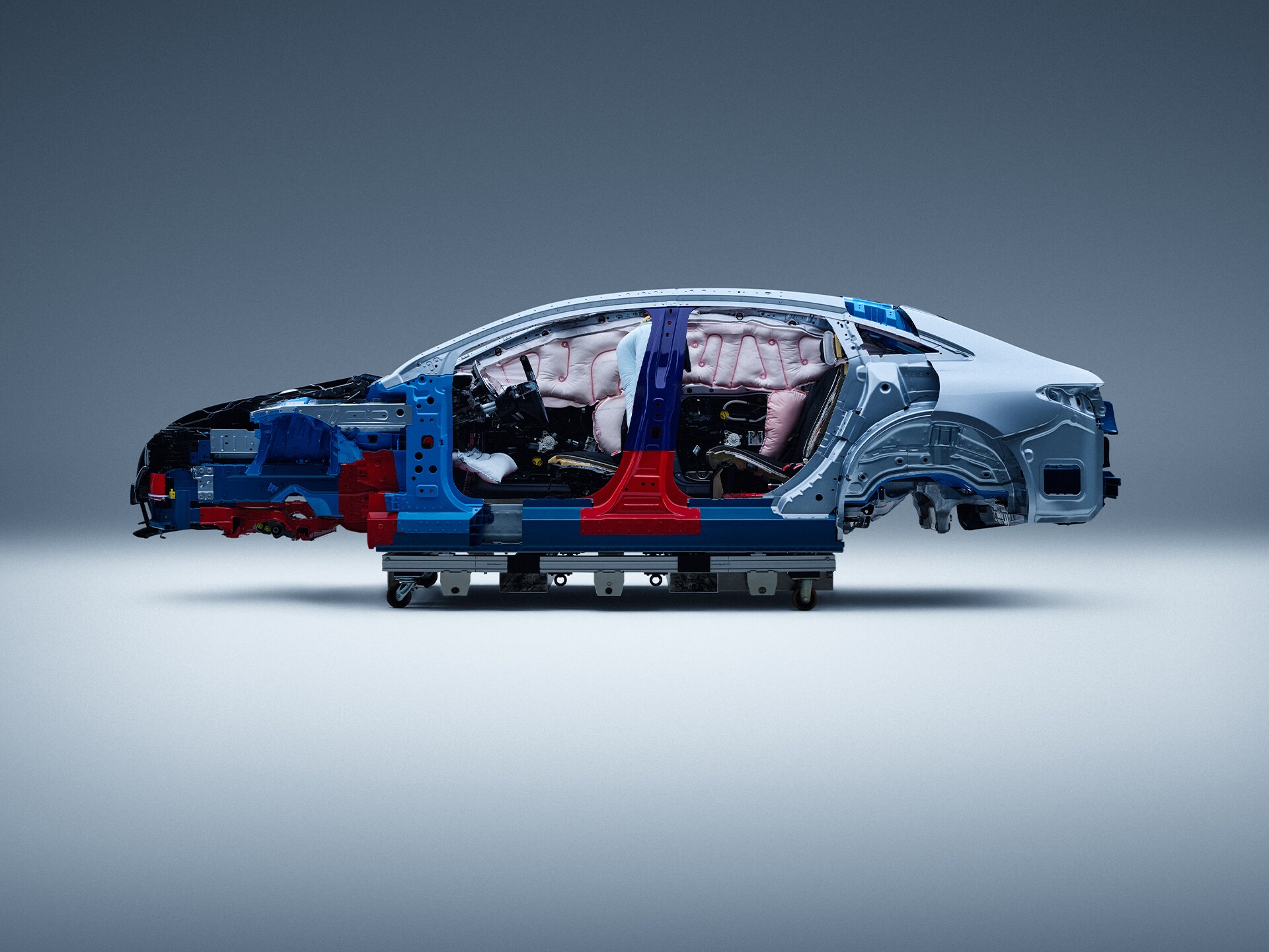Veiligheid | Mercedes-Benz Zijaanzicht van een gedeeltelijk gedemonteerde Mercedes-Benz auto voor veiligheidsonderzoek.