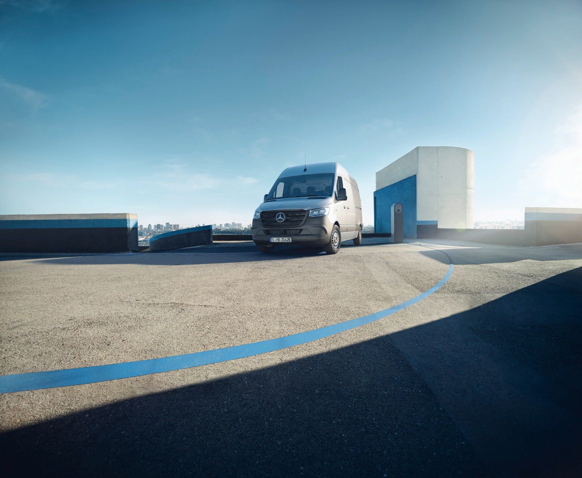 eSprinter & Sprinter | Mercedes-Benz Le Mercedes-Benz eSprinter fourgon se trouve sur le toit d'un parking.