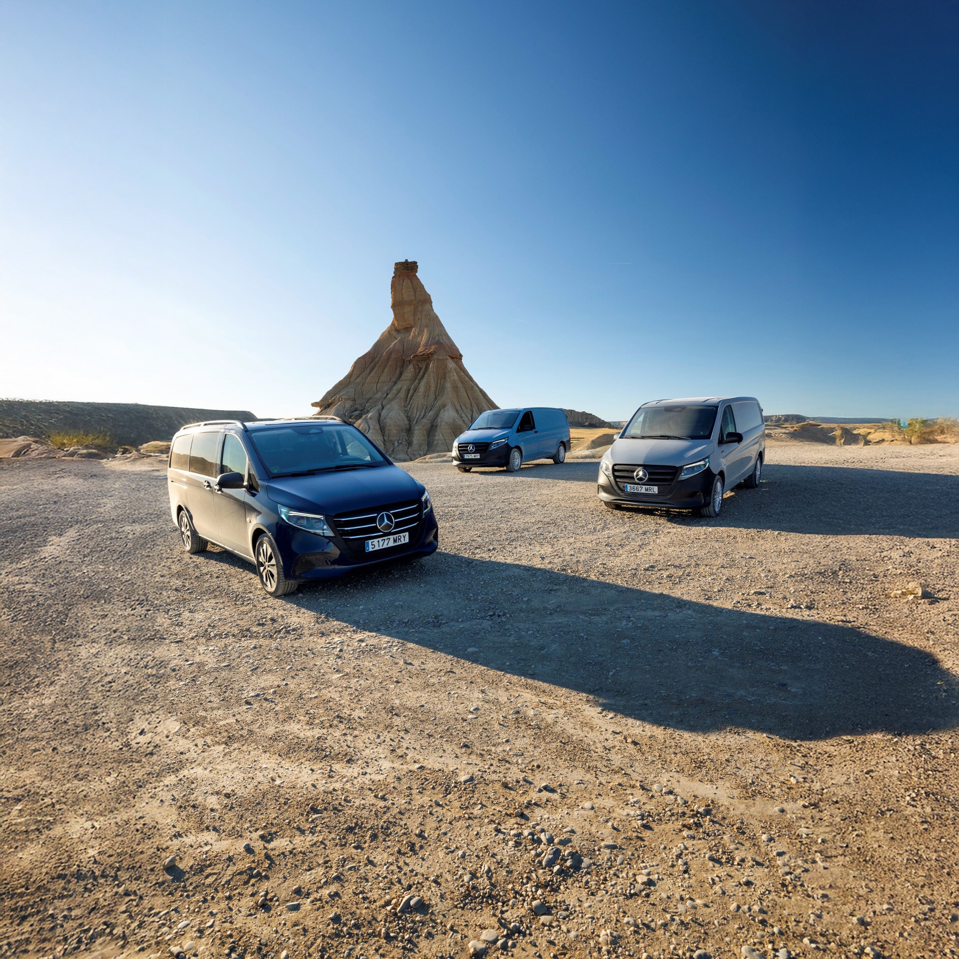 Vito | Utilitaires légers Mercedes-Benz Le Mercedes-Benz Vito Tourer, eVito Tourer, Vito Fourgon, eVito Fourgon et Vito Mixto sont disposés côte à côte dans un entrepôt.