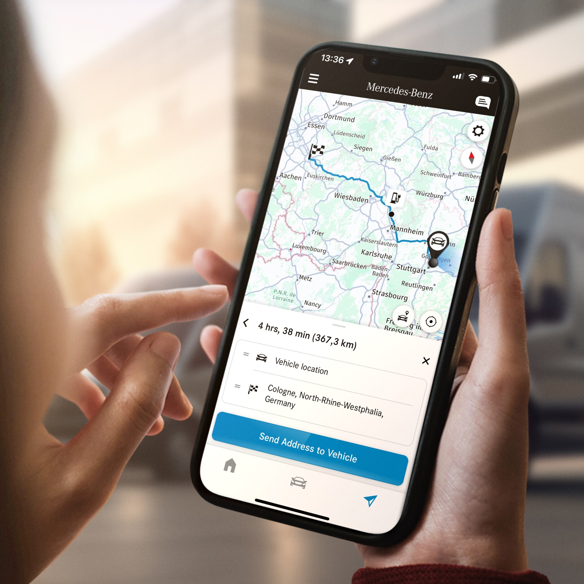 Navigation avec intelligence électrique | Offres digitales | Mercedes-Benz La fonction Navigation avec intelligence électrique de Mercedes-Benz sur un smartphone.