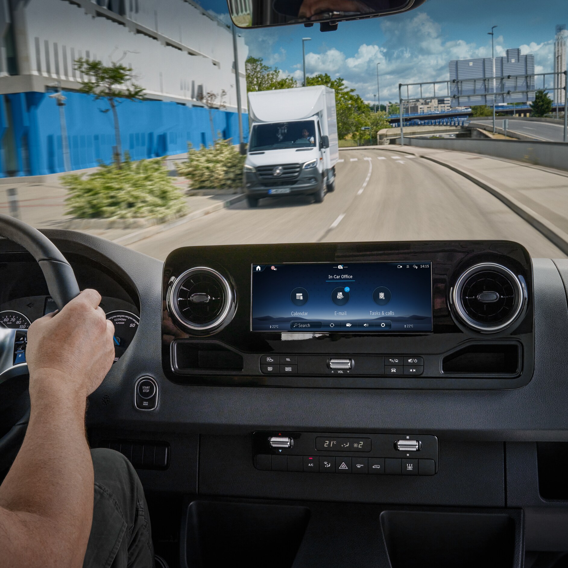 In-Car Office | Offres digitales | Mercedes-Benz La fonction In-Car Office dans le système multimédia MBUX dans un utilitaire léger Mercedes-Benz.