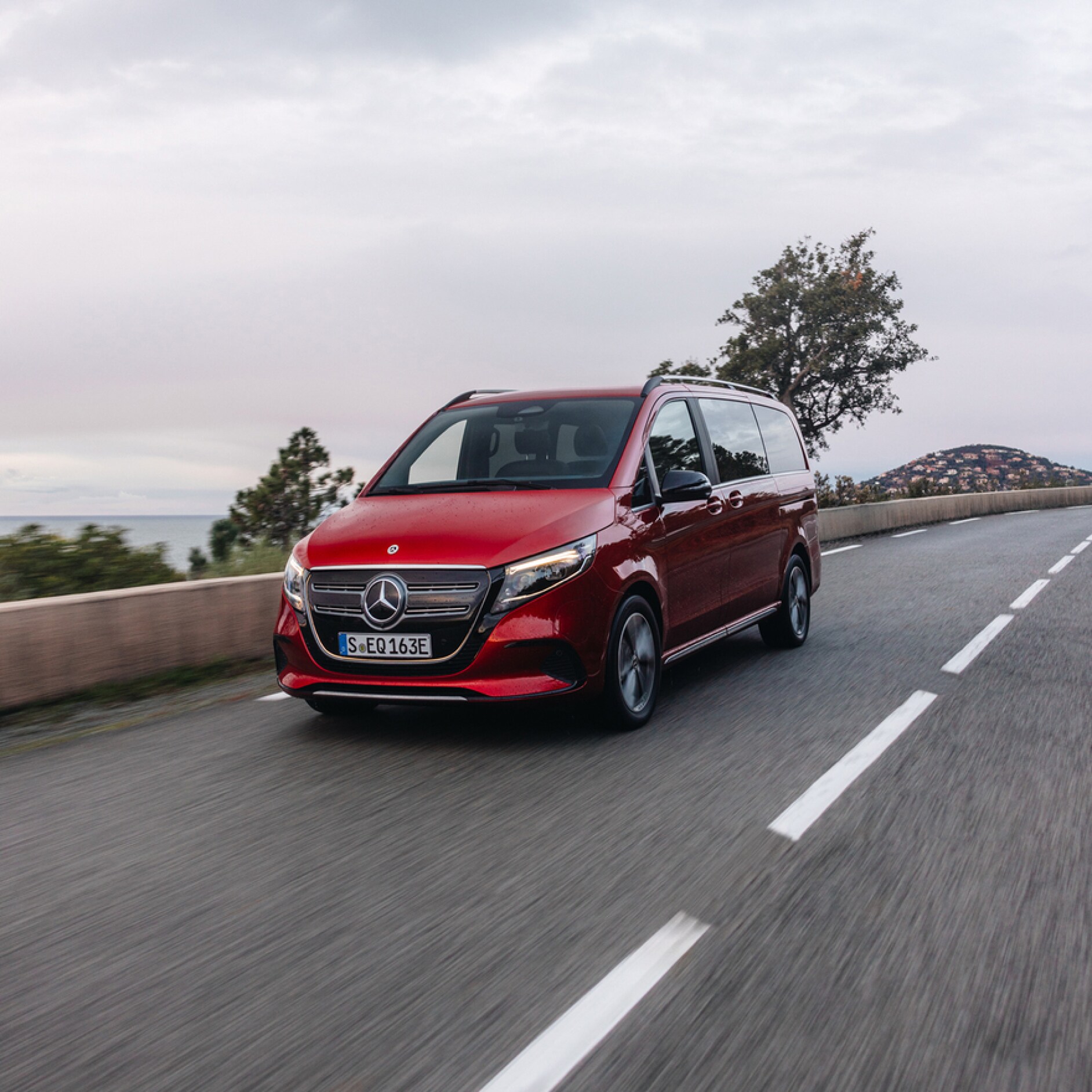 Véhicules privés | Offres digitales | Mercedes-Benz Une Mercedes-Benz EQV sur une route de campagne.